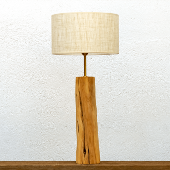 Lámpara de mesa BELLO compuesta por un pie de madera rolliza de enebro, Juniperus oxycedrus L., pulido y con acabado natural.